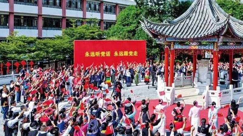 坚定不移走中国特色解决民族问题的正确道路 不断推进中华民族共同体建设