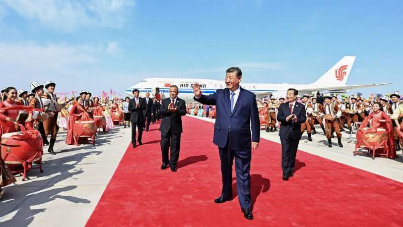 习近平率中央代表团抵达乌鲁木齐出席新疆维吾尔自治区成立70周年庆祝活动