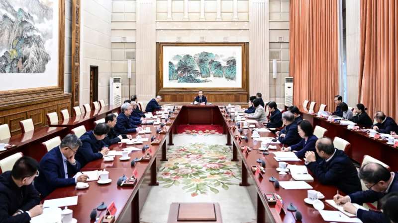 李干杰受中共中央委托向党外人士通报中央经济工作会议精神