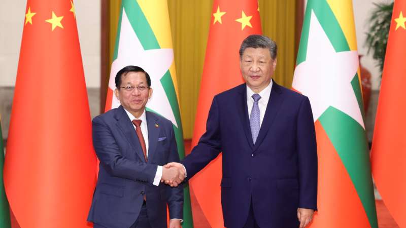 习近平同缅甸总统敏昂莱举行会谈